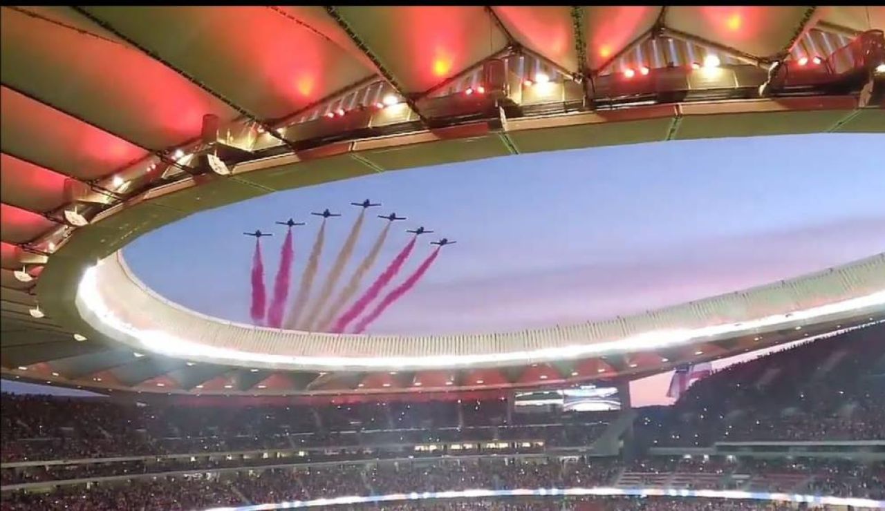 La Patrulla Águila durante un espectáculo en el Metropolitano La Patrulla Águila durante un espectáculo en el Metropolitano