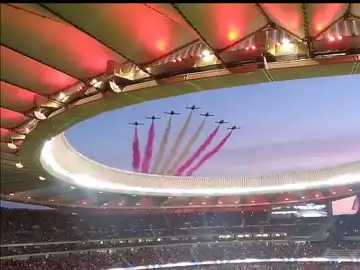 La Patrulla Águila durante un espectáculo en el Metropolitano La Patrulla Águila durante un espectáculo en el Metropolitano