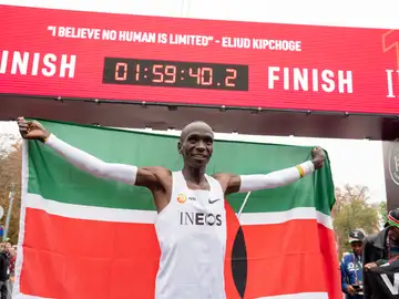 Eliud Kipchoge posa con la bandera de Kenia bajo su récord Eliud Kipchoge posa con la bandera de Kenia bajo su récord