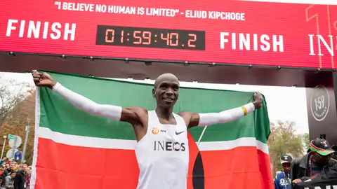 Eliud Kipchoge posa con la bandera de Kenia bajo su récord Histórico reto de Kipchoge en Viena