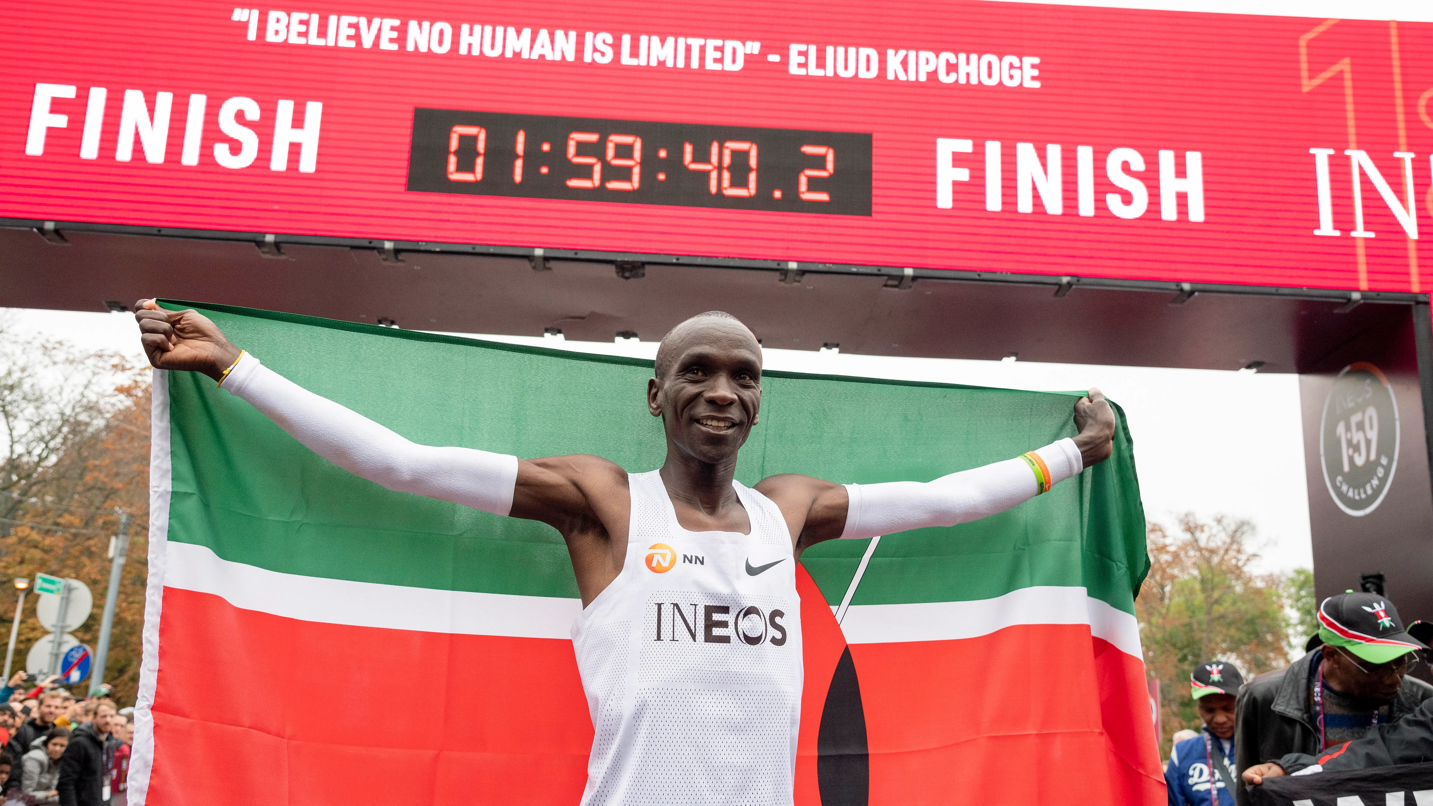 Eliud Kipchoge posa con la bandera de Kenia bajo su récord Histórico reto de Kipchoge en Viena