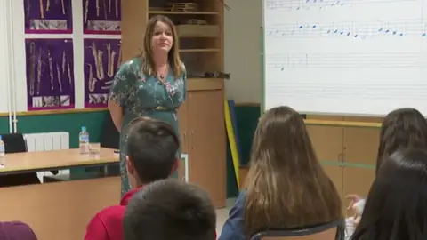 Una jueza imparte justicia en una clase de alumnos Una jueza imparte justicia en una clase de alumnos