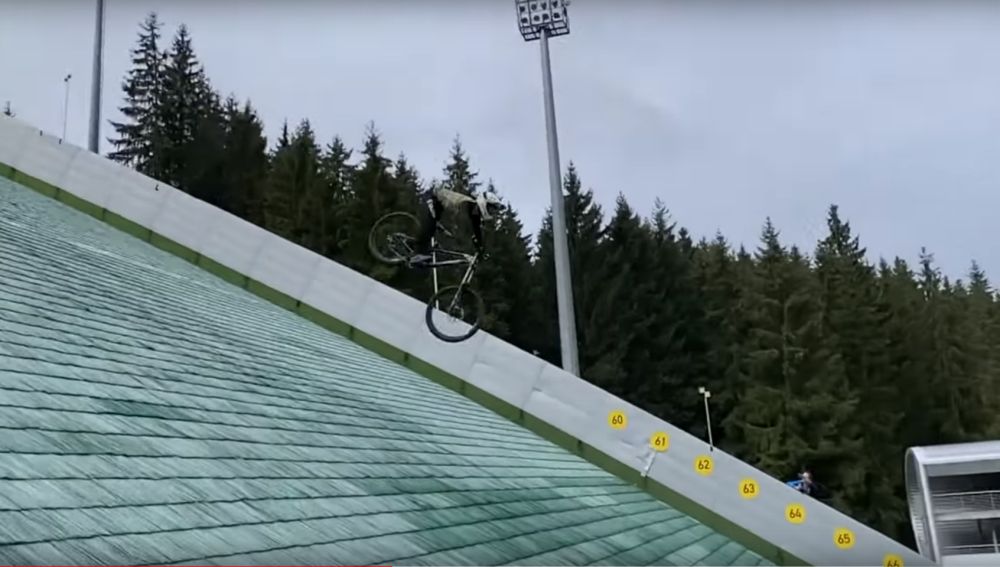 Johannes Fischbach saltando en su moto