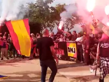 Simpatizantes de La Falange queman esteladas en una manifestación por el Día de la Hispanidad Simpatizantes de La Falange queman esteladas en una manifestación por el Día de la Hispanidad