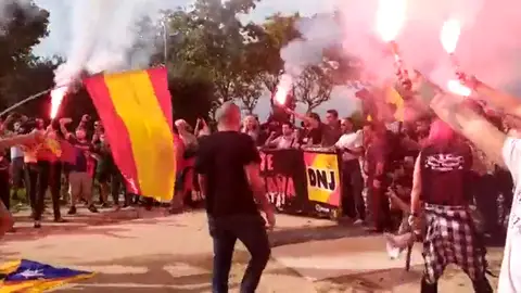 Simpatizantes de La Falange queman esteladas en una manifestación por el Día de la Hispanidad Simpatizantes de La Falange queman esteladas en una manifestación por el Día de la Hispanidad
