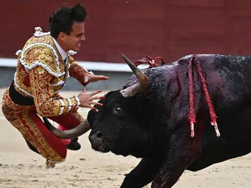 Gonzalo Caballero, cornada 'muy grave' que secciona la vena femoral Gonzalo Caballero, cornada 'muy grave' que secciona la vena femoral