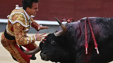 Gonzalo Caballero, cornada 'muy grave' que secciona la vena femoral Gonzalo Caballero, cornada 'muy grave' que secciona la vena femoral