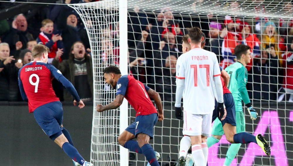 Joshua King celebra el empate ante España