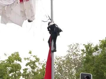 El paracaidista enganchado en la farola El paracaidista enganchado en la farola