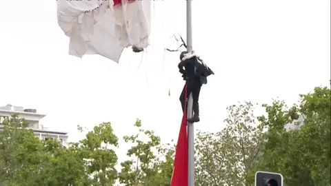 El paracaidista enganchado en la farola El paracaidista enganchado en la farola