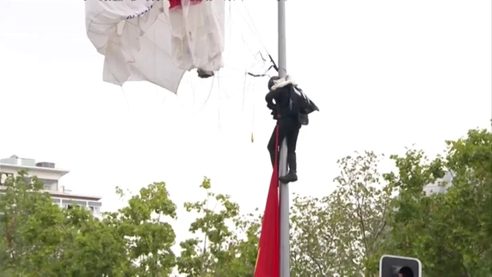 El paracaidista enganchado en la farola