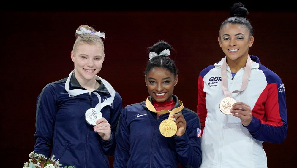 Simone Biles posa con el oro tras la final de salto