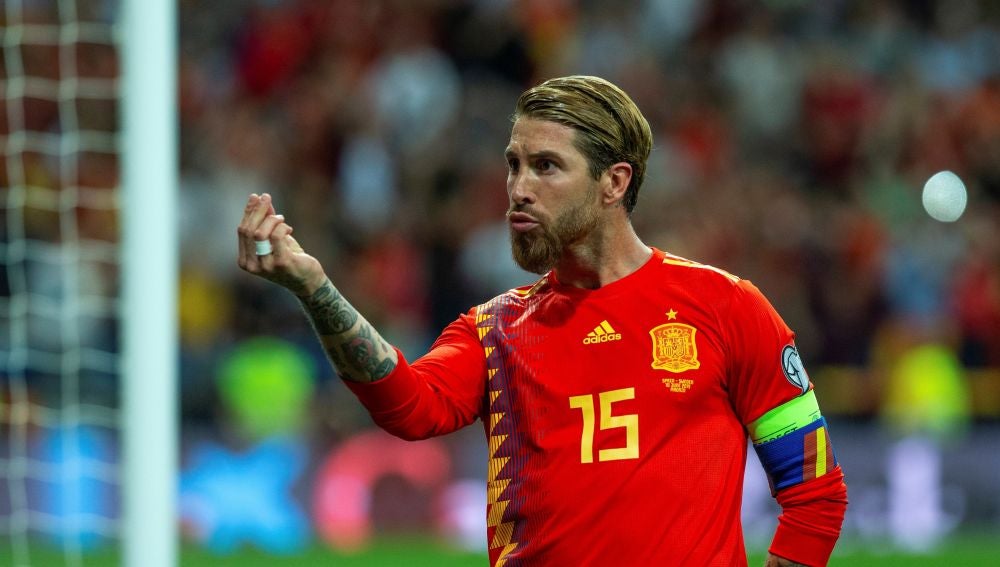 Sergio Ramos celebra un gol con España