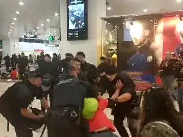 Los Mossos desalojan a un grupo de independentistas concentrados en la estación de Sants Los Mossos desalojan a un grupo de independentistas concentrados en la estación de Sants