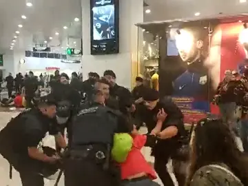 Los Mossos desalojan a un grupo de independentistas concentrados en la estación de Sants Los Mossos desalojan a un grupo de independentistas concentrados en la estación de Sants