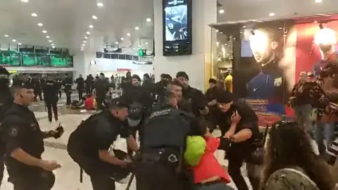 Los Mossos desalojan a un grupo de independentistas concentrados en la estación de Sants Los Mossos desalojan a un grupo de independentistas concentrados en la estación de Sants