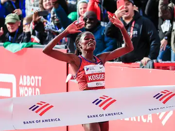 Brigid Kosgei cruza la línea de meta Brigid Kosgei cruza la línea de meta