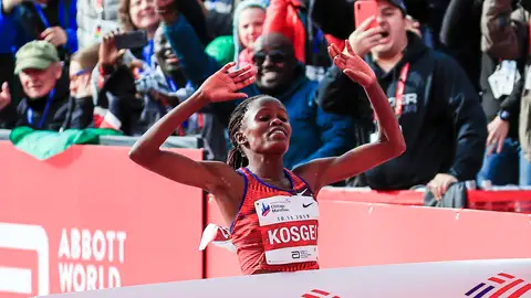 Brigid Kosgei cruza la línea de meta Brigid Kosgei cruza la línea de meta