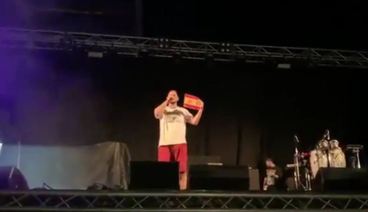 Pablo Hasel quema una rojigualda durante un concierto en Mallorca Pablo Hasel quema una rojigualda durante un concierto en Mallorca