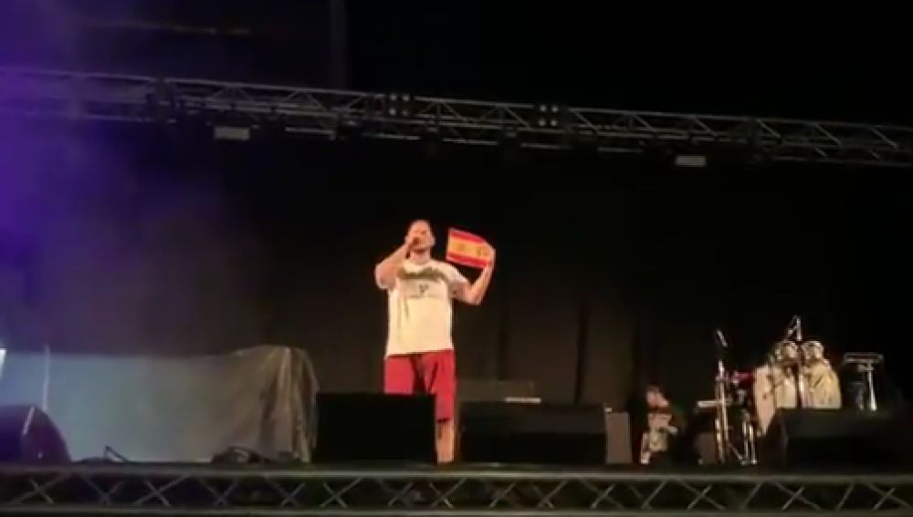 Pablo Hasel quema una rojigualda durante un concierto en Mallorca