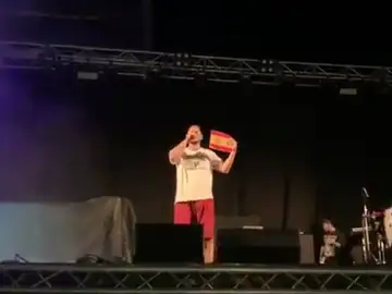 Pablo Hasel quema una rojigualda durante un concierto en Mallorca Pablo Hasel quema una rojigualda durante un concierto en Mallorca