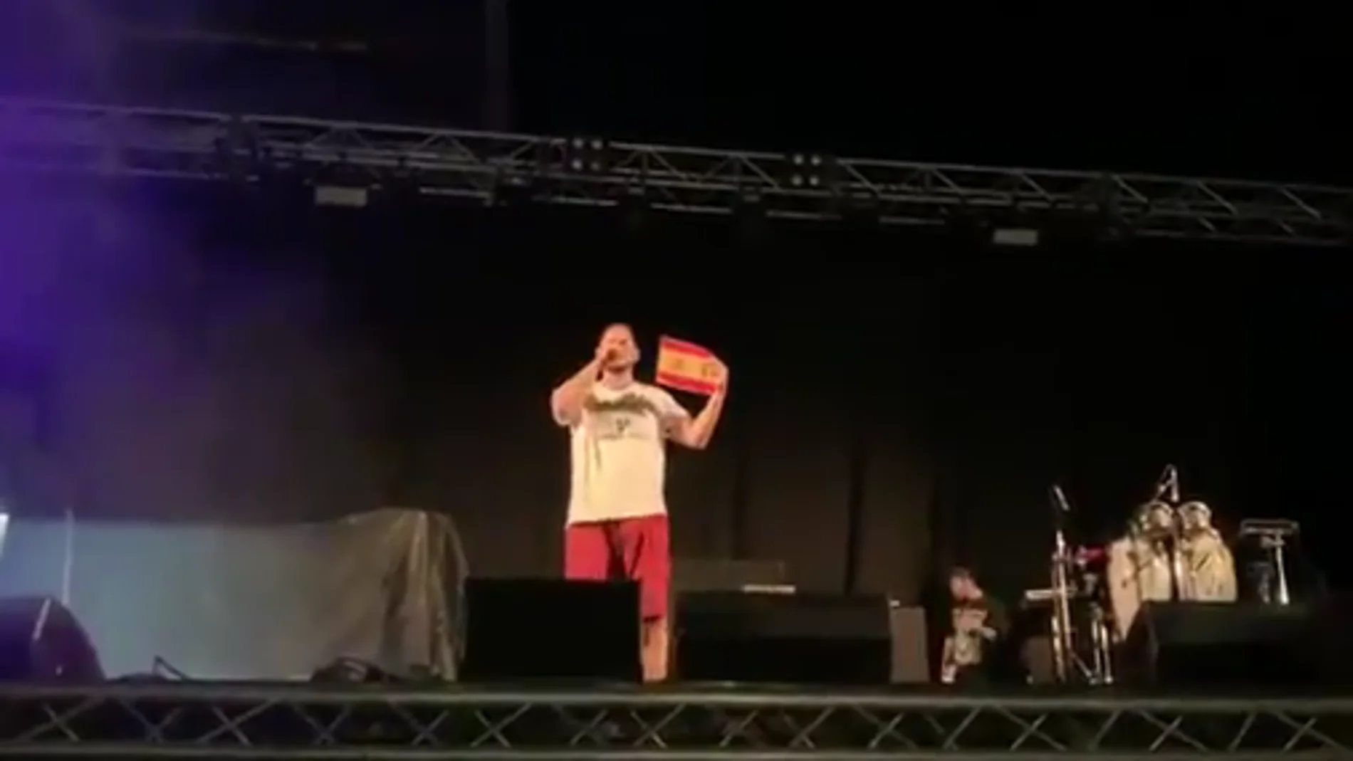 Pablo Hasel quema una rojigualda durante un concierto en Mallorca Pablo Hasel quema una rojigualda durante un concierto en Mallorca