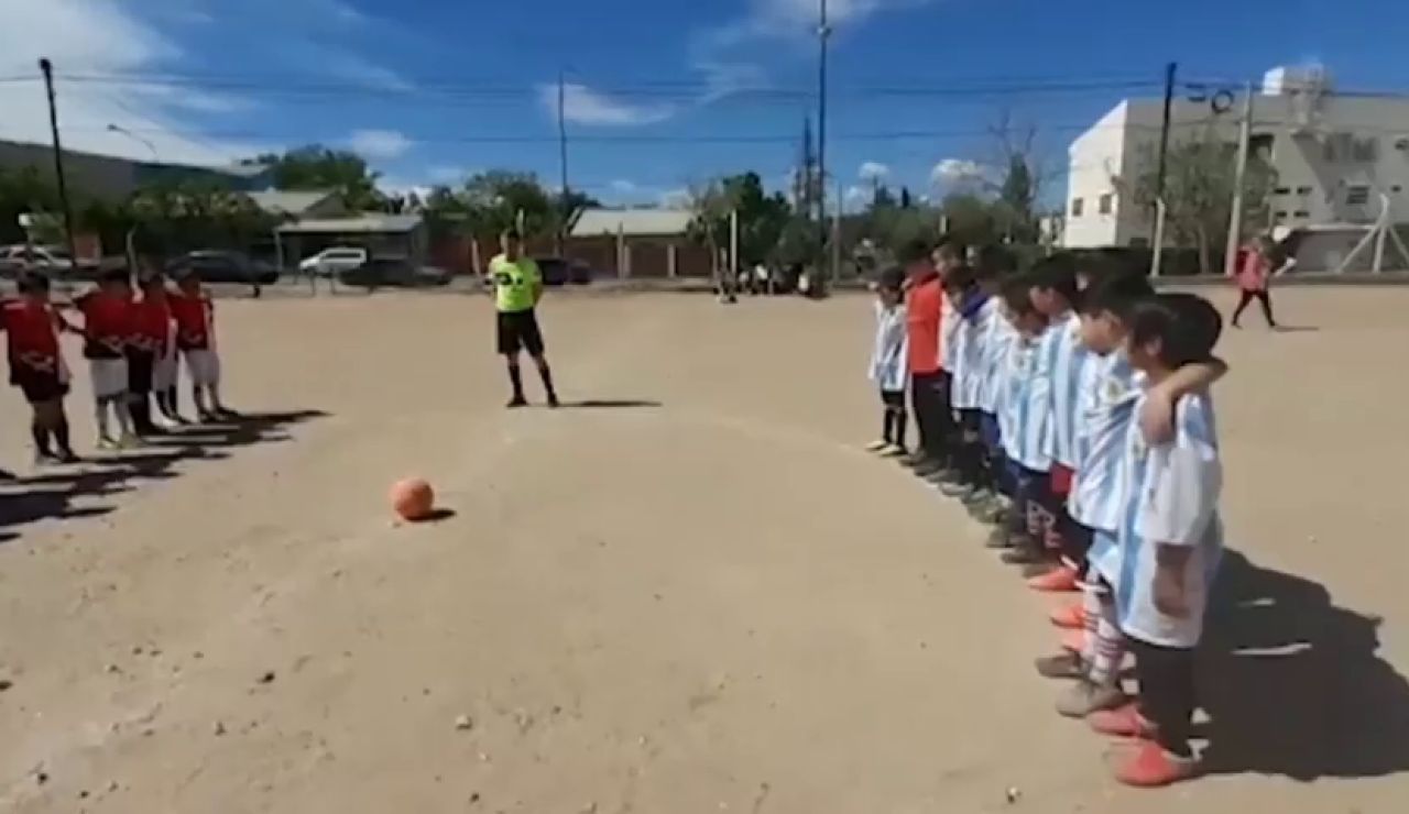 Un tiroteo siembra el pánico en un partido de fútbol de infantiles en Argentina: "Están con pistolas... ¡corre!" Un tiroteo siembra el pánico en un partido de fútbol de infantiles en Argentina: "Están con pistolas... ¡corre!"