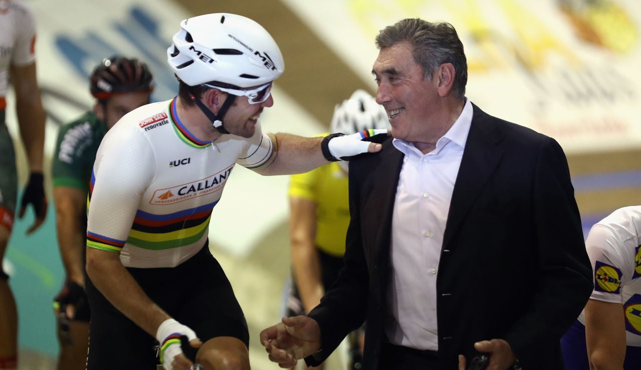 Eddy Merckx, junto a Mark Cavendish
