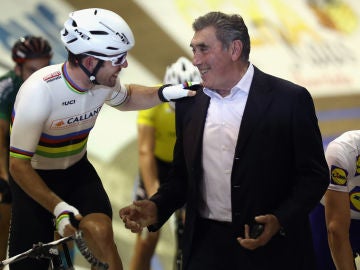 Eddy Merckx, junto a Mark Cavendish