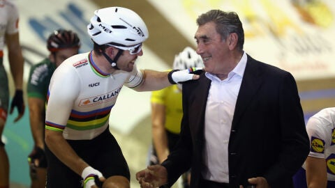 Eddy Merckx, junto a Mark Cavendish