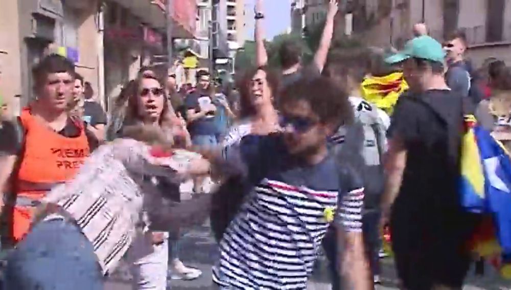 Agredida en Tarragona una señora que mostró una bandera española al paso de una manifestación contra la sentencia del 'procés'
