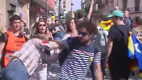 Agredida en Tarragona una señora que mostró una bandera española al paso de una manifestación contra la sentencia del 'procés' Agredida en Tarragona una señora que mostró una bandera española al paso de una manifestación contra la sentencia del 'procés'
