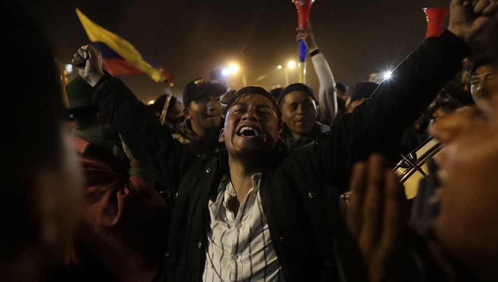 Manifestantes celebran el acuerdo logrado entre el Gobierno e indígenas