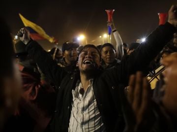 Manifestantes celebran el acuerdo logrado entre el Gobierno e indígenas