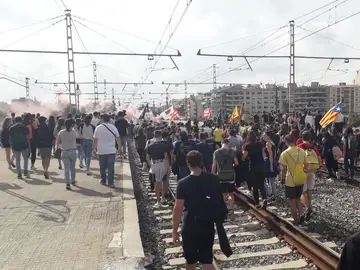 Los manifestantes cortan las vías del tren de Cercanías en Girona Los manifestantes cortan las vías del tren de Cercanías en Girona
