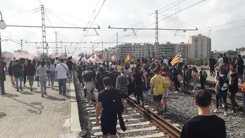 Los manifestantes cortan las vías del tren de Cercanías en Girona Los manifestantes cortan las vías del tren de Cercanías en Girona