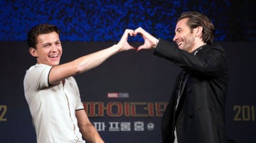 Tom Holland junto a Jake Gyllenhaal