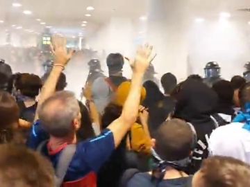 La policía carga contra los manifestantes en el aeropuerto de El Prat