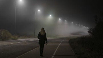 Mujer caminando sola Mujer caminando sola