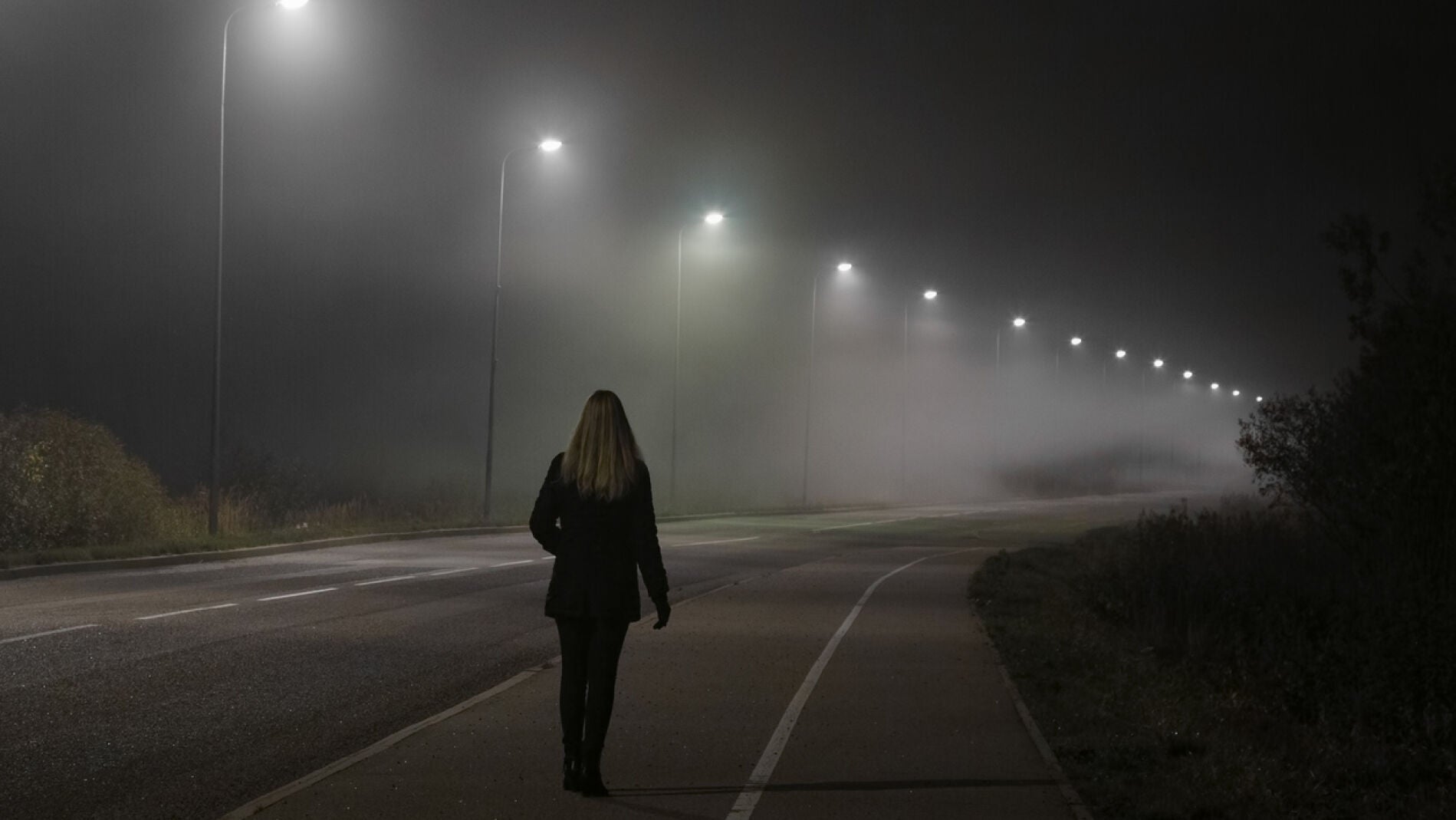 Mujer caminando sola