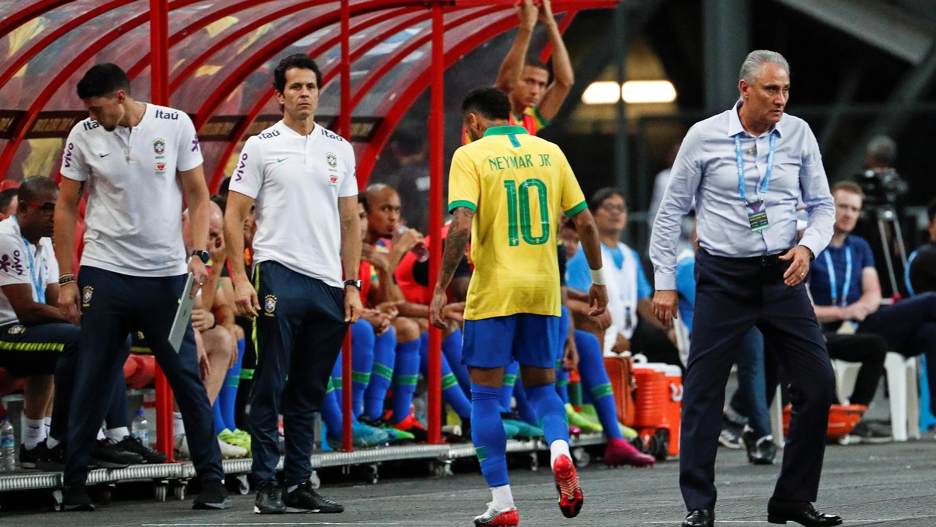 Neymar, tras lesionarse ante Nigeria Neymar, tras lesionarse ante Nigeria
