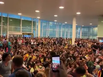 Los manifestantes entonan el 'Bella Ciao' en una sentada dentro del aeropuerto de Barcelona Los manifestantes entonan el 'Bella Ciao' en una sentada dentro del aeropuerto de Barcelona