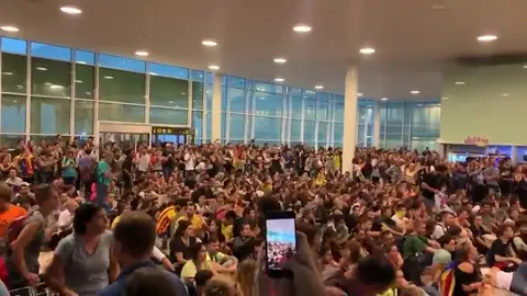 Los manifestantes entonan el 'Bella Ciao' en una sentada dentro del aeropuerto de Barcelona Los manifestantes entonan el 'Bella Ciao' en una sentada dentro del aeropuerto de Barcelona