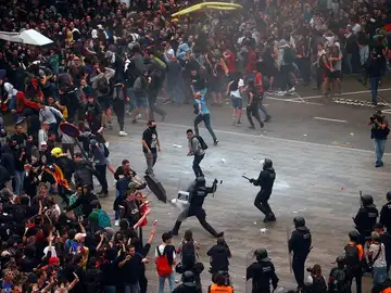Mossos d'Esquadra cargan contra las miles de personas Mossos d'Esquadra cargan contra las miles de personas