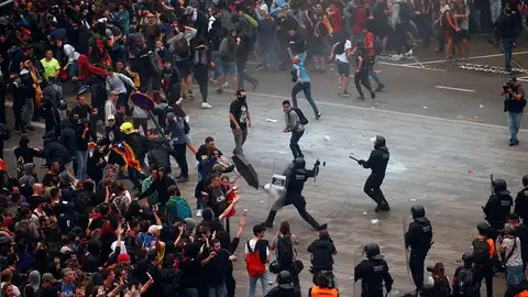 Mossos d'Esquadra cargan contra las miles de personas Mossos d'Esquadra cargan contra las miles de personas
