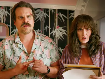 David Harbour y Winona Ryder son Hopper y Joyce en 'Stranger Things' David Harbour y Winona Ryder son Hopper y Joyce en 'Stranger Things'