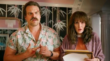 David Harbour y Winona Ryder son Hopper y Joyce en 'Stranger Things'