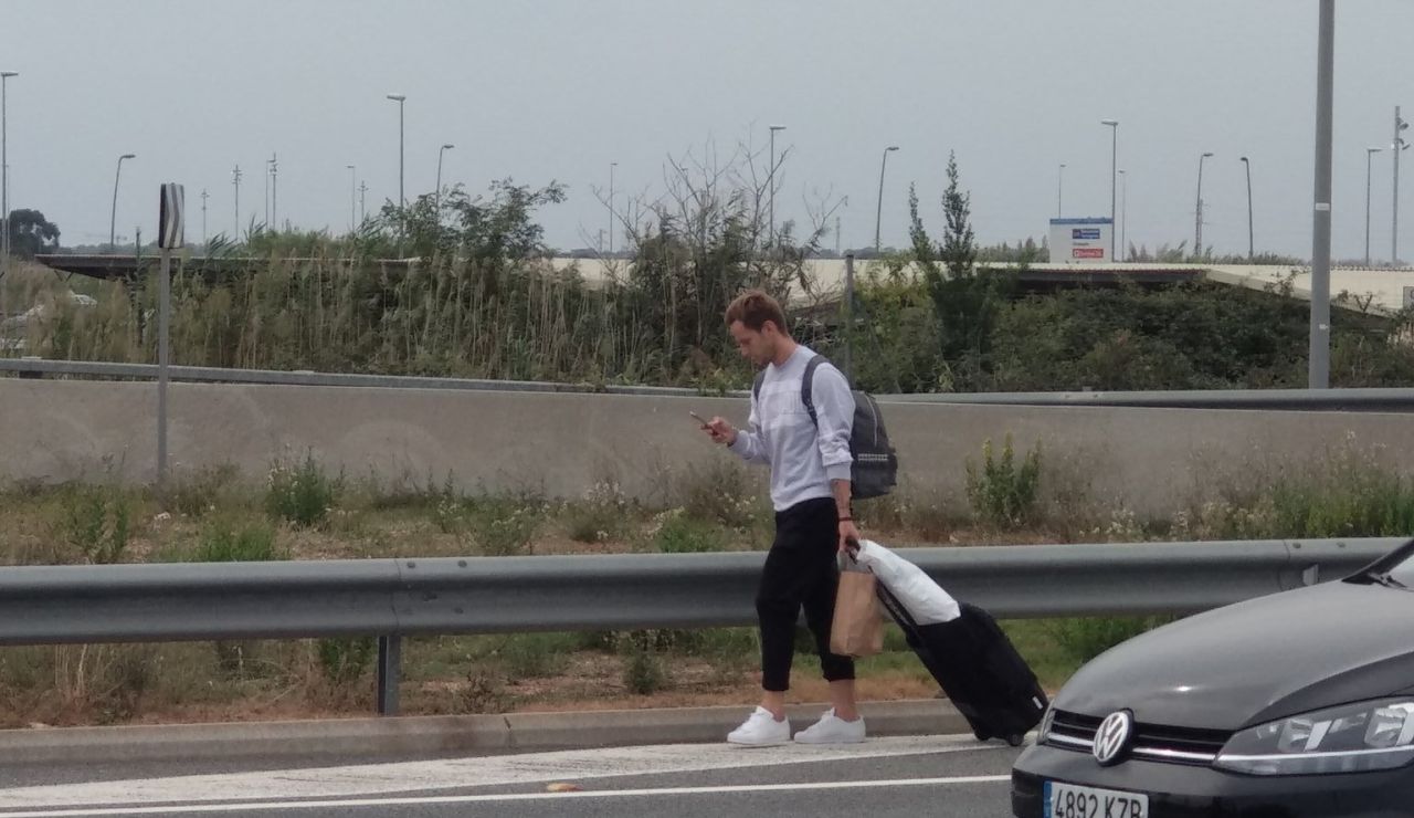 Rakitic abandona el aeropuerto de El Prat a pie Rakitic abandona el aeropuerto de El Prat a pie