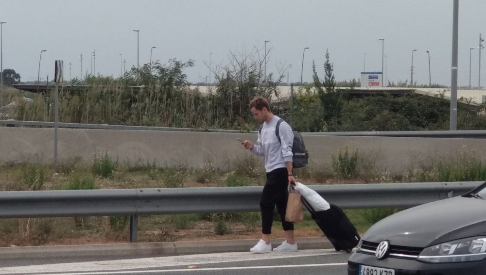 Rakitic abandona el aeropuerto de El Prat a pie