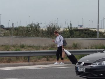 Rakitic abandona el aeropuerto de El Prat a pie